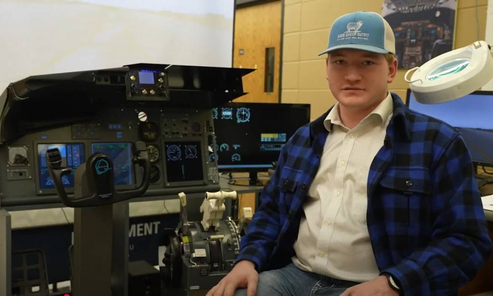 Electrical Engineer student with flight simulator